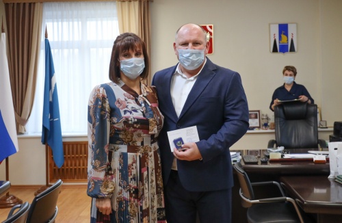 Директору ОГАУ «СШ «Сахалин» вручили памятный знак
