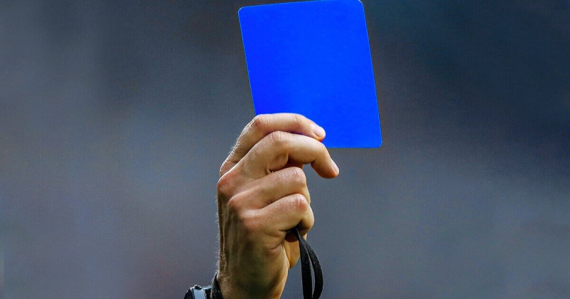 В футболе могут появиться синие карточки